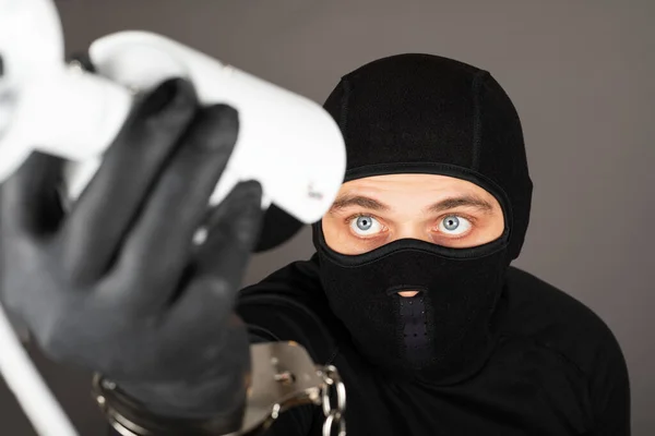 小偷戴黑脸面具的照片试图关掉监控摄像头 — 图库照片