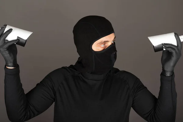 小偷戴黑脸面具的照片试图关掉监控摄像头 — 图库照片