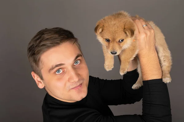 Retrato Hombre Caucásico Guapo Sosteniendo Lindo Cachorro Peludo Posando Frente —  Fotos de Stock