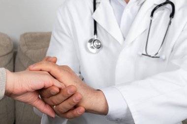 Doktorların, hastaların ellerini tutarken, koltukta otururken yakın plan fotoğraflarını çek.