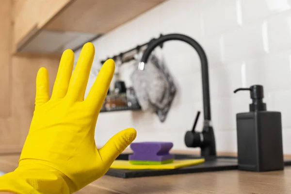 Haushälterinnen Halten Putzmittel Vor Schwarzer Spüle Der Hand — Stockfoto