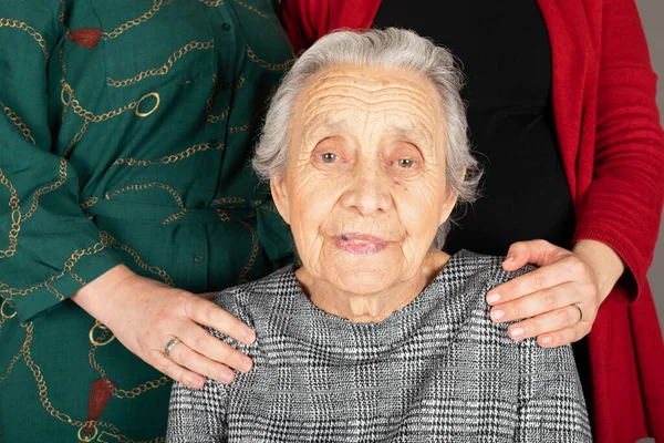 幸せな祖母の肖像画とともに彼女の娘手で背景 — ストック写真