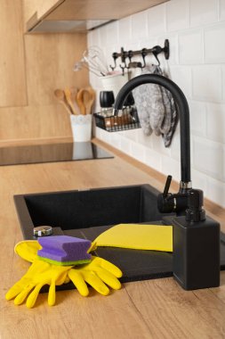 Temiz ahşap mutfak tezgahının ve siyah lavabonun temiz malzemelerle yakın resmini çek. 