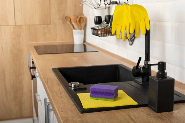 Imagen Cerca Una Encimera Cocina Madera Limpia Fregadero Negro Con — Foto de Stock