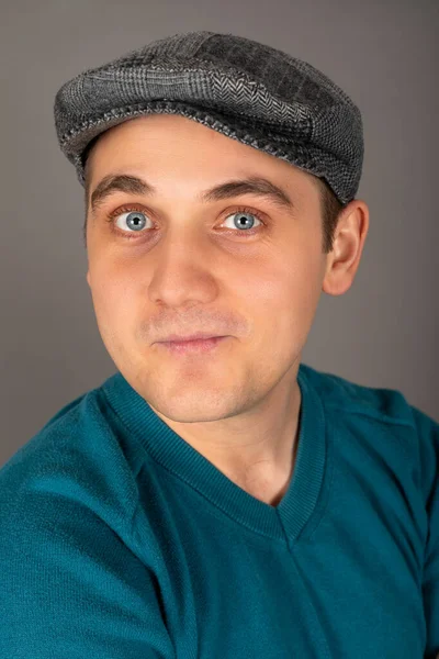 Retrato Joven Guapo Rubio Con Ojos Azules Mirando Cámara Delante —  Fotos de Stock