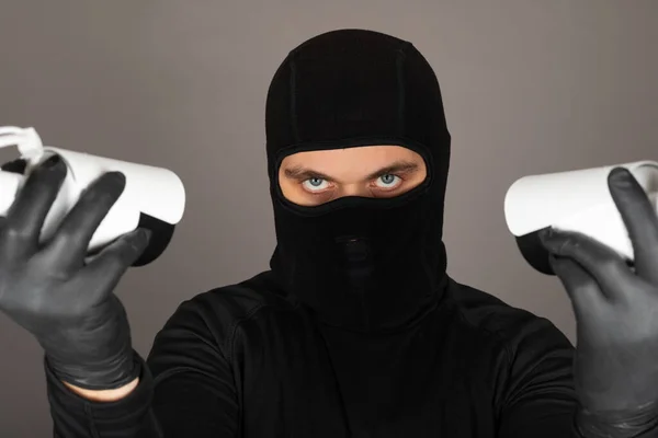 Dieb Mit Schwarzer Gesichtsmaske Versucht Überwachungskamera Auszuschalten — Stockfoto