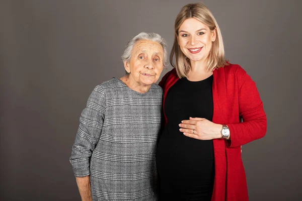 Studio Πορτρέτο Της Εγκύου Χαρούμενη Γυναίκα Αγκαλιάζει Ανώτερος Γιαγιά — Φωτογραφία Αρχείου