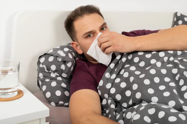 Jeune Homme Atteint Grippe Saisonnière Est Allongé Dans Son Lit — Photo
