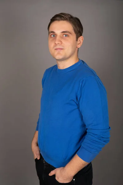 Retrato Joven Guapo Rubio Con Ojos Azules Mirando Cámara Delante —  Fotos de Stock