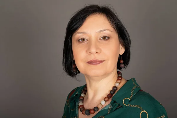 Porträtt Vacker Medelålders Kaukasiska Kvinna Bär Grön Skjorta Poserar Framför — Stockfoto