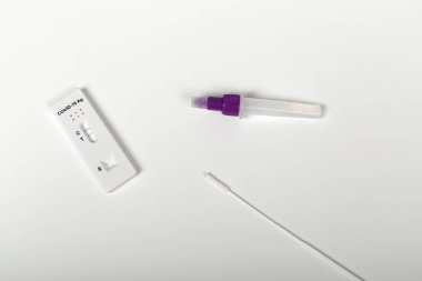 Beyaz arkaplanda Coronavirus hızlı antikor testinin resmini kapat