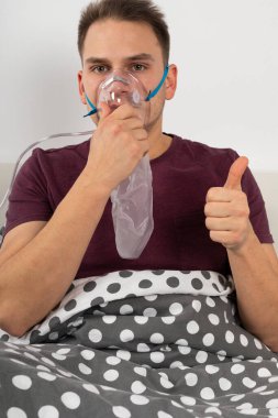 Kafkas asıllı genç bir adamın fotoğrafı. Covid-19 virüsü kapmış. Evde yatıyormuş.