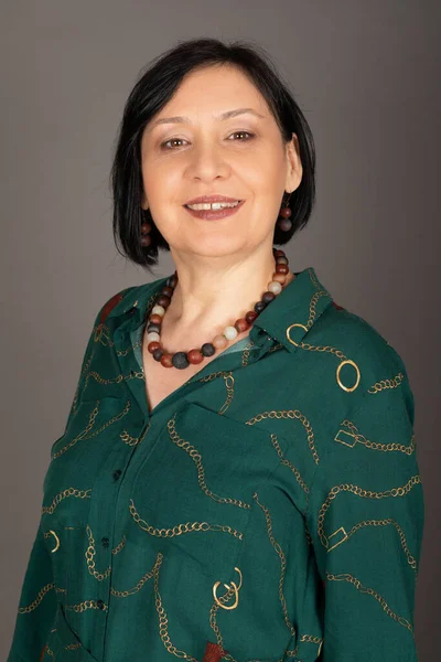 Porträt Einer Schönen Kaukasischen Frau Mittleren Alters Grünem Hemd Die — Stockfoto