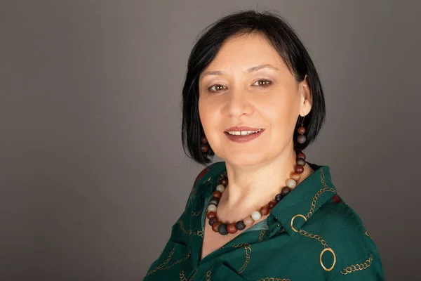 Porträt Einer Schönen Kaukasischen Frau Mittleren Alters Grünem Hemd Die — Stockfoto