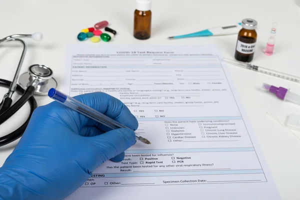 Närbild Läkare Hand Håller Coronavirus Test Och Medicinska Papper Vit — Stockfoto