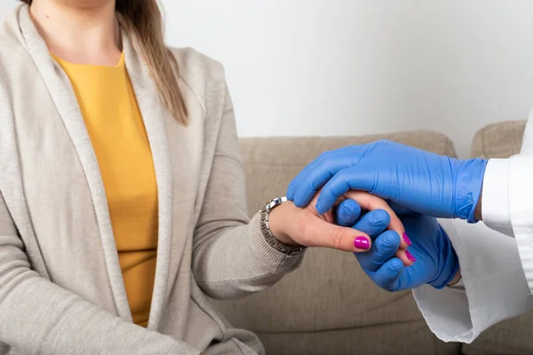 Närbild Läkare Händer Hålla Patienter Hand Kontoret Sitter Soffan — Stockfoto