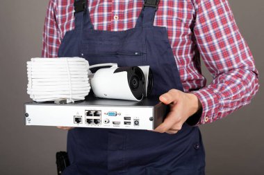 Güvenlik kamerası setini tutan elektrikçilerin resimlerini kapat.