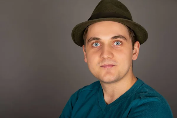 Retrato Jovem Caucasiano Bonito Com Chapéu Posando Fundo Cinza — Fotografia de Stock