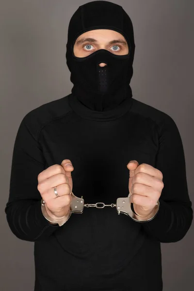 Obrázek Mladého Muže Černou Maskou Oděvem Podezřelého Loupeže Poutech Před — Stock fotografie
