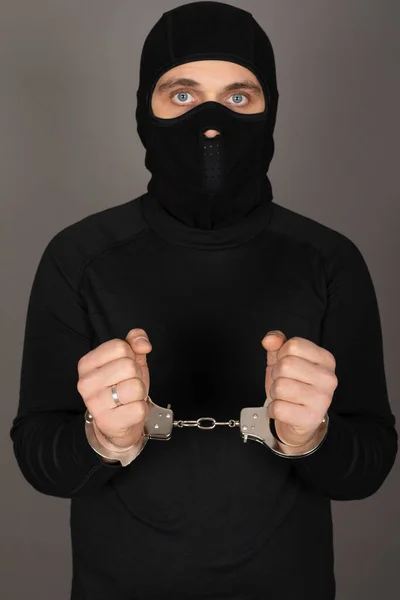 Bild Ung Man Med Svart Mask Och Klädsel Misstänkt För — Stockfoto