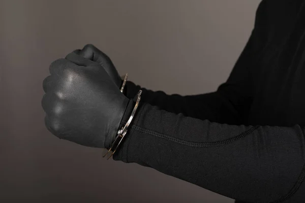 Nahaufnahme Von Räuberhänden Mit Schwarzen Handschuhen Handschellen — Stockfoto