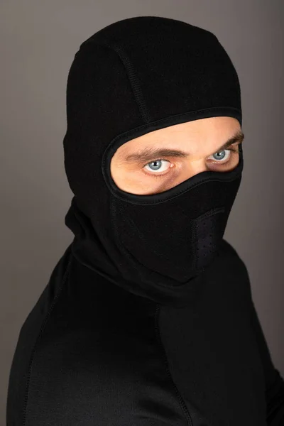 Siyah Maskeli Üniformalı Bir Gencin Resmi Gri Arka Planda Kelepçeli — Stok fotoğraf