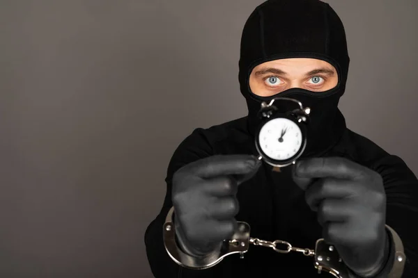 Bild Ung Man Med Svart Mask Och Klädsel Misstänkt För — Stockfoto