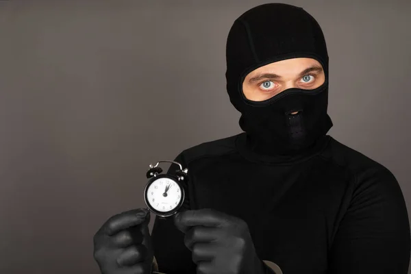 Bild Ung Man Med Svart Mask Och Klädsel Misstänkt För — Stockfoto