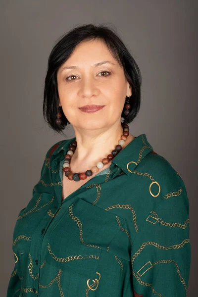 Retrato Una Hermosa Mujer Caucásica Mediana Edad Con Camisa Verde —  Fotos de Stock