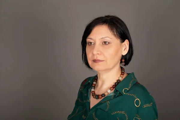 Retrato Una Hermosa Mujer Caucásica Mediana Edad Con Camisa Verde —  Fotos de Stock