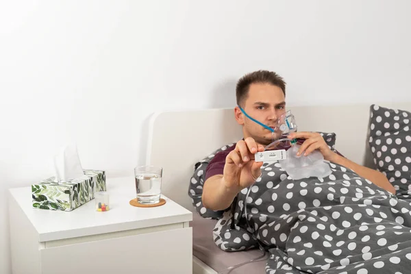 Covid Mužský Pacient Ležící Doma Posteli Podstupuje Rychlý Test Antigen — Stock fotografie