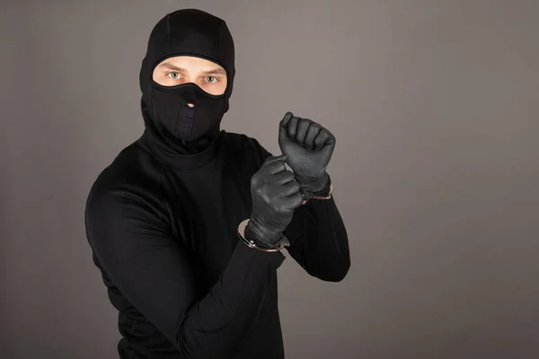 Dieb Schwarzen Anzug Und Mit Maske Gesicht Posiert Mit Gefesselten — Stockfoto