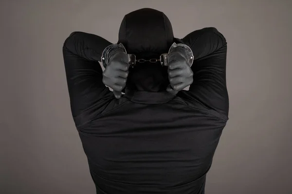 Κλέφτης Ντυμένος Στα Μαύρα Και Μάσκα Στο Πρόσωπό Του Ποζάρει — Φωτογραφία Αρχείου