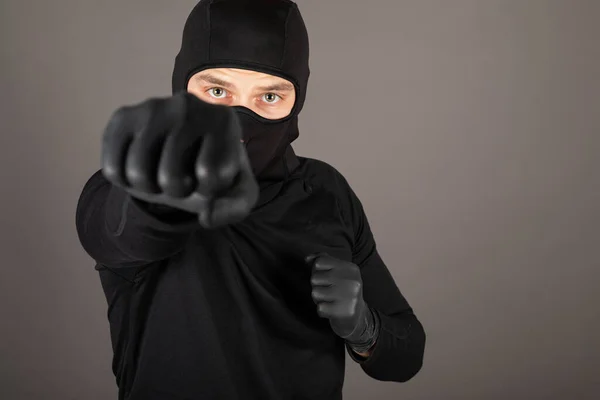 Tehlikeli Bir Suçlu Kameraya Doğru Vuruyor Siyah Maske Takım Elbise — Stok fotoğraf