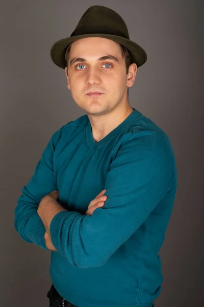Προσωπογραφία Ενός Νεαρού Όμορφου Καυκάσιου Καπέλο Που Ποζάρει Γκρι Φόντο — Φωτογραφία Αρχείου