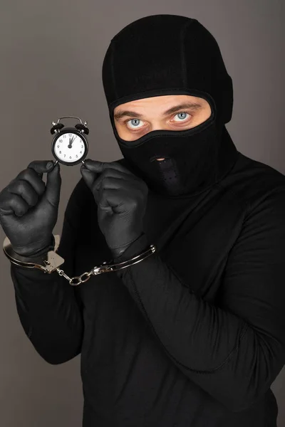 Bild Ung Man Med Svart Mask Och Klädsel Misstänkt För — Stockfoto