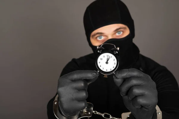 Bild Ung Man Med Svart Mask Och Klädsel Misstänkt För — Stockfoto