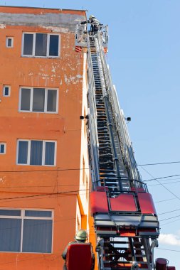 Bir inşaat sahasının resmi, gökyüzüne karşı gelişmekte olan modern düz bina.