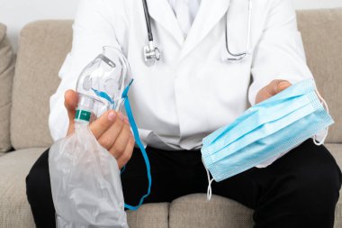 Sağlık muayenesi sırasında doktorların ellerinin resmini kapat