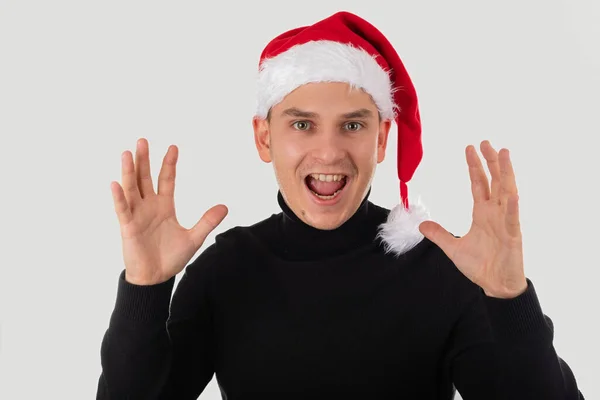 Retrato Bonito Jovem Papai Noel Gritando Fundo Isolado — Fotografia de Stock