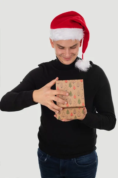 Bild Von Hübschen Jungen Kaukasischen Weihnachtsmann Posiert Auf Isoliertem Hintergrund — Stockfoto