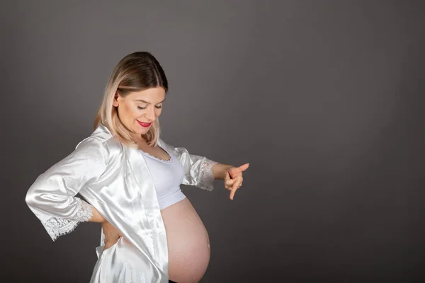 Bela Jovem Mãe Para Estar Posando Frente Fundo Cinza Fotografia — Fotografia de Stock