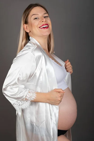 Mooie Jonge Moeder Poseren Voorkant Van Grijze Achtergrond Zwangerschap Fotografie — Stockfoto