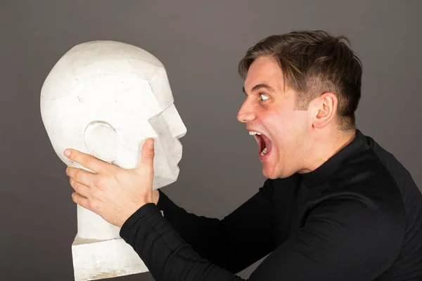 Portret Młodego Kreatywnego Artysty Trzymającego Głowę Gipsowego Posągu Przed Szarym — Zdjęcie stockowe