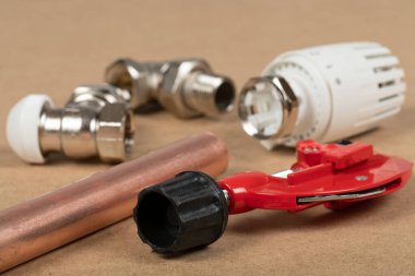Ev ısıtma sisteminin nesneleri: pirinç vana, termostatik vana, boru kesici, bakır tesisat parçaları