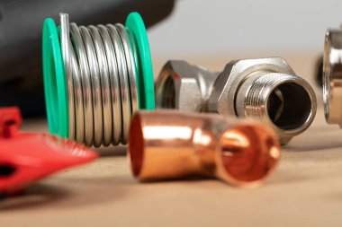 Ev ısıtma sisteminin nesneleri: pirinç vana, termostatik vana, boru kesici, bakır tesisat parçaları