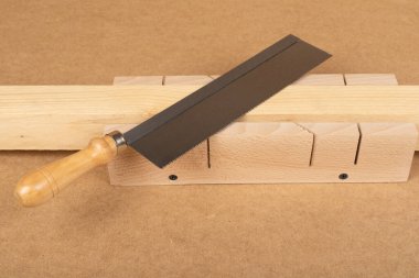 Ahşap bir arka planda yepyeni bir marangoz seti