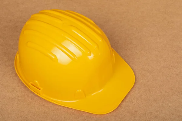 木制背景专业黄硬礼帽工作安全概念 — 图库照片