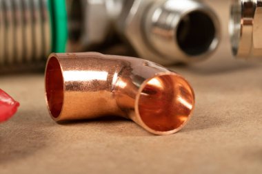 Ev ısıtma sisteminin nesneleri: pirinç vana, termostatik vana, boru kesici, bakır tesisat parçaları