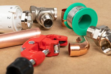Ev ısıtma sisteminin nesneleri: pirinç vana, termostatik vana, boru kesici, bakır tesisat parçaları